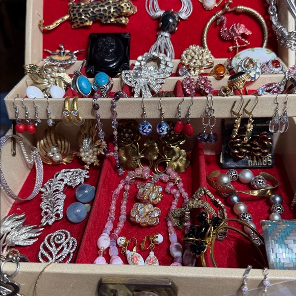 Wonders found “ vintage jewelry” for a poshmark show only at 6PM ET - Picture 5 of 5